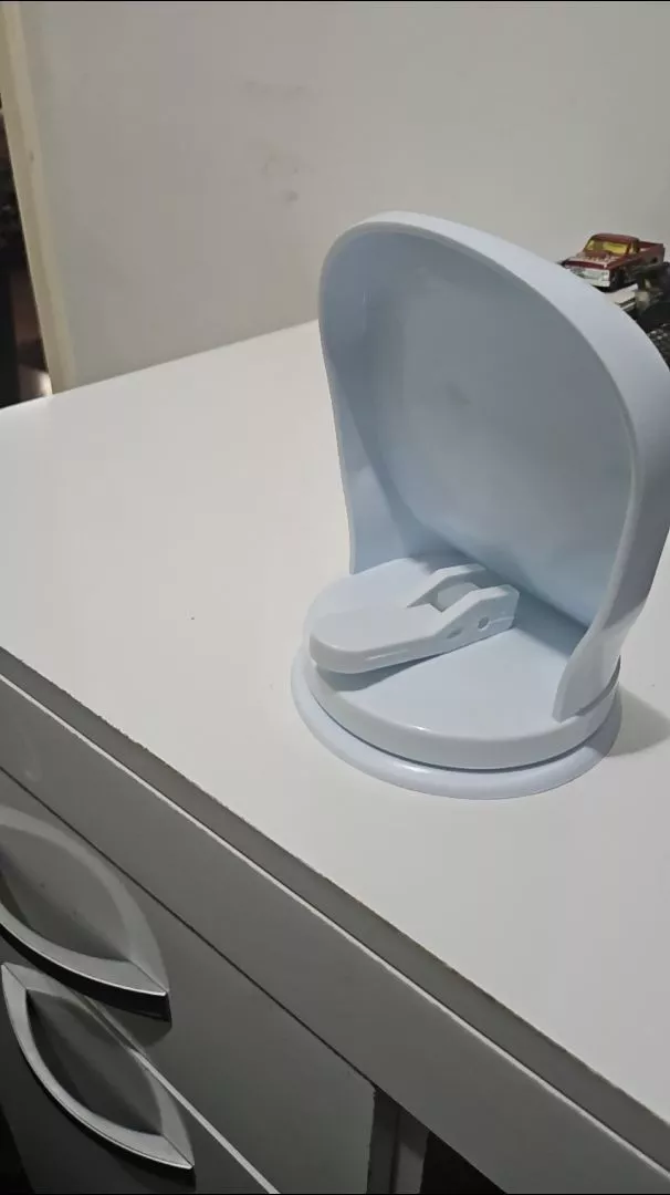 Foto da cliente: Pouso de Pé em pé sobre a cômoda, mostrando a trava